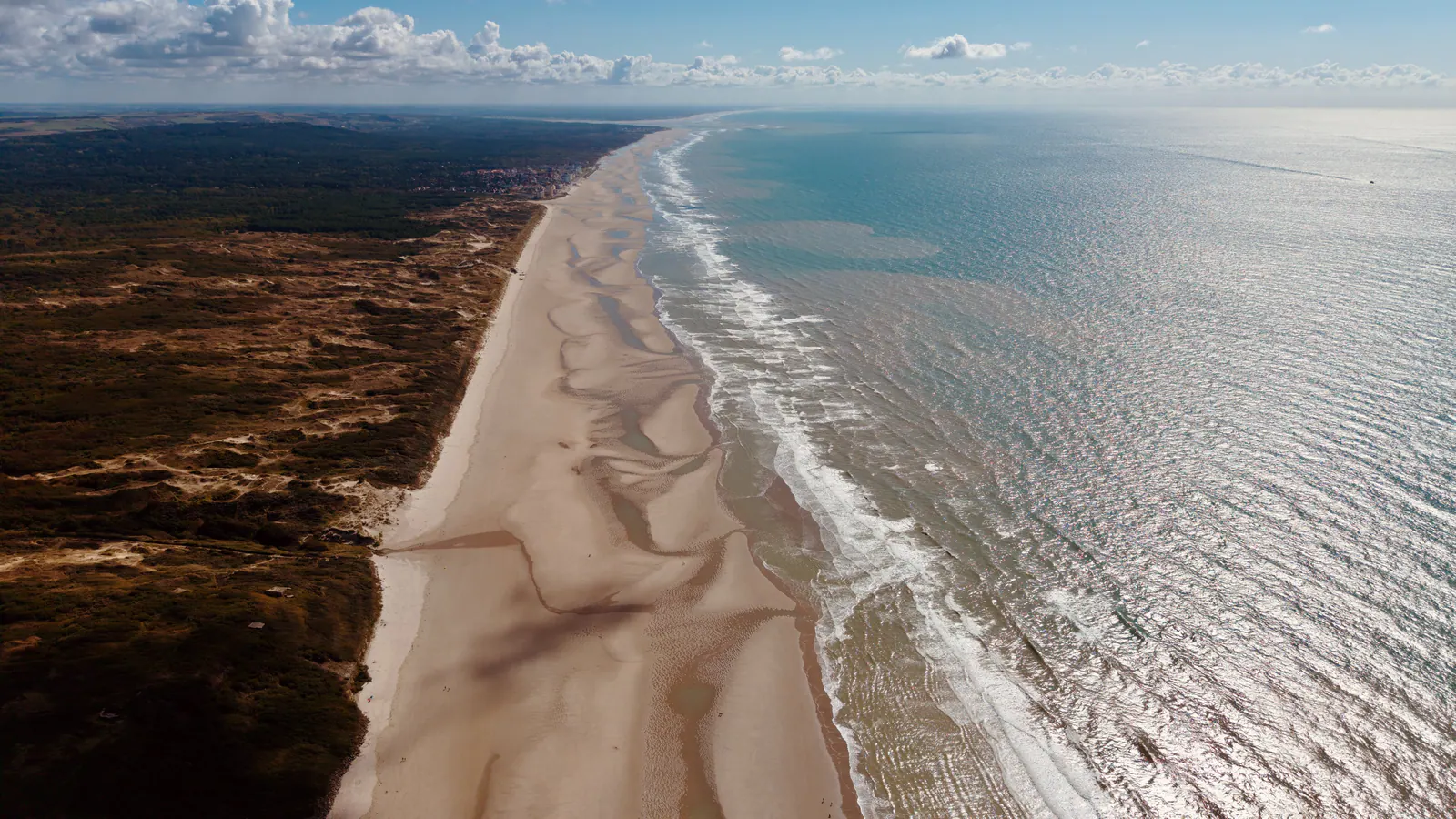 Littoral sableux de la Côte d'Opale photographié par drone, plage avec vagues et terres intérieures