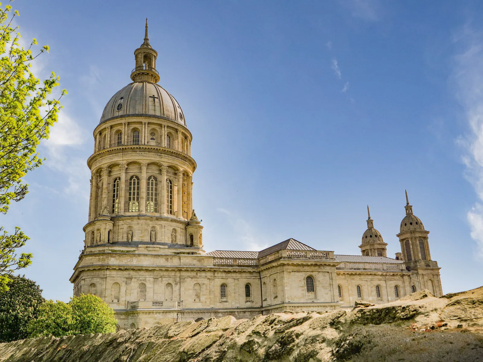 Basilique Notre-Dame de Boulogne-sur-Mer, dôme et façade en pierre sous ciel bleu