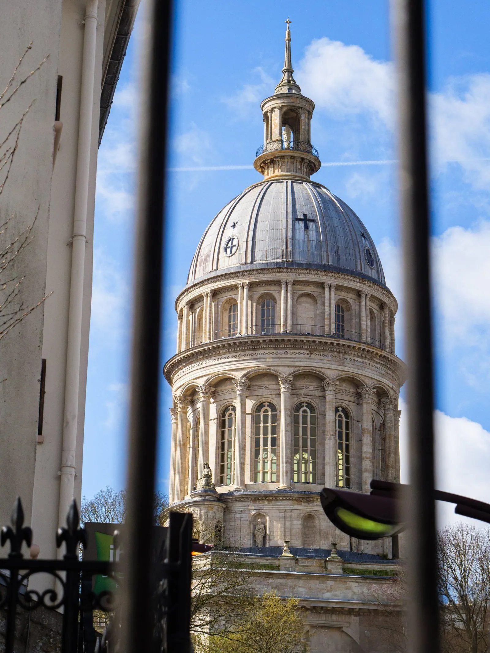 Le dôme de la basilique Notre-Dame de Boulogne-sur-Mer vu depuis une fenêtre, ciel bleu