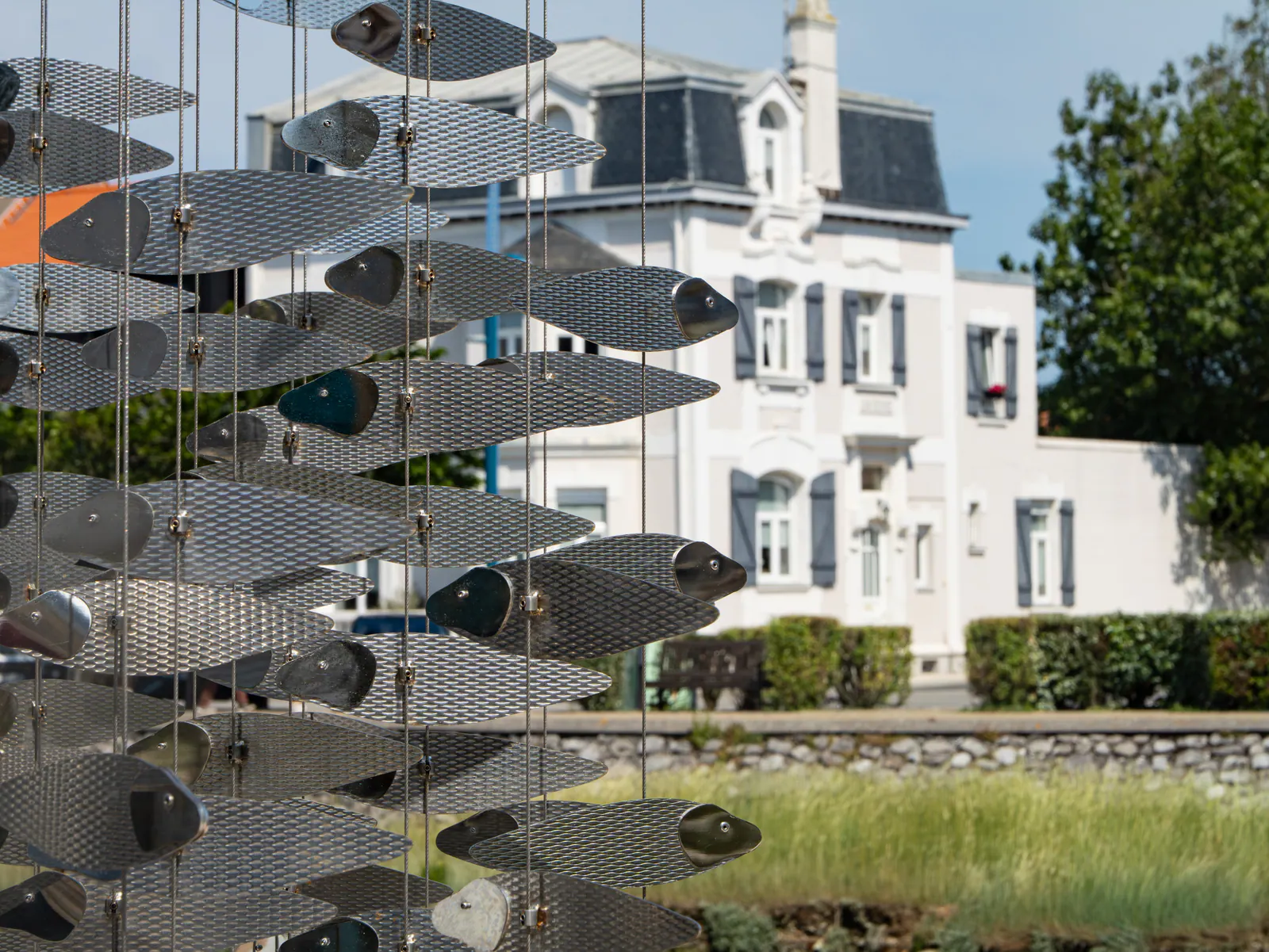 Carillon éolien devant villa blanche typique de la Côte d'Opale à wimereux