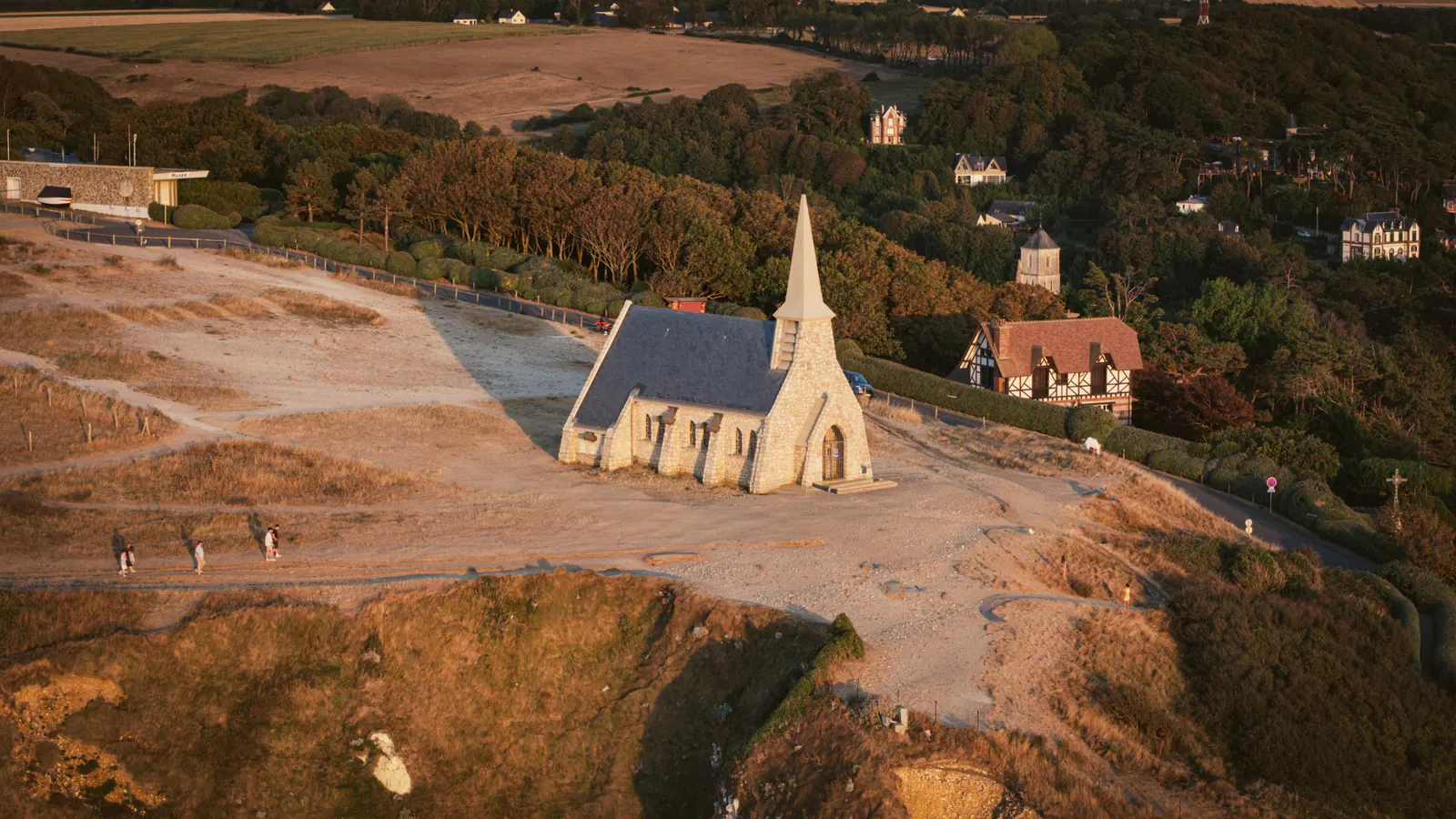 Prise de vue drone montrant la station balnéaire d'Equihen avec plage, maisons et falaises côtières