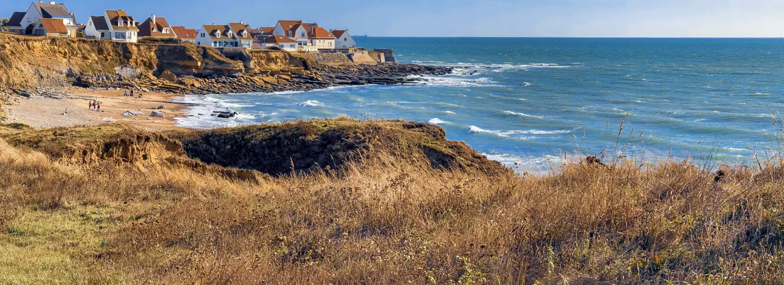 Maisons perchées sur les falaises d’Audresselles, village voisin d’Ambleteuse, face à la mer