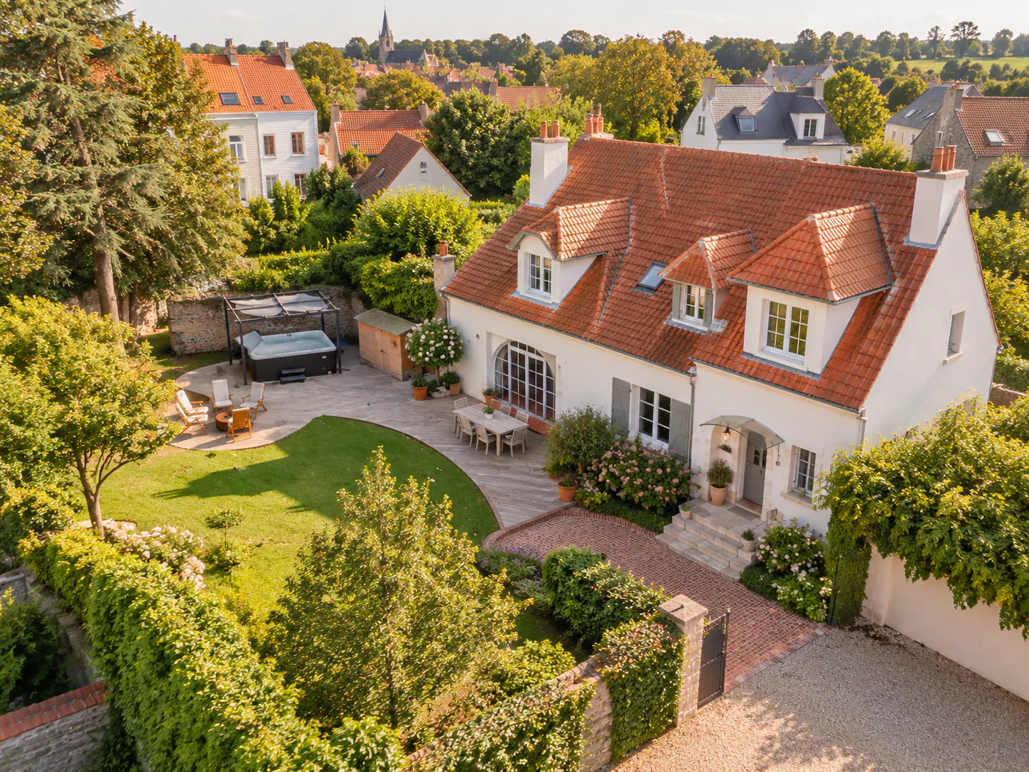 Maison avec jardin photographiée pour illustrer le tarif photographe immobilier Côte d'Opale