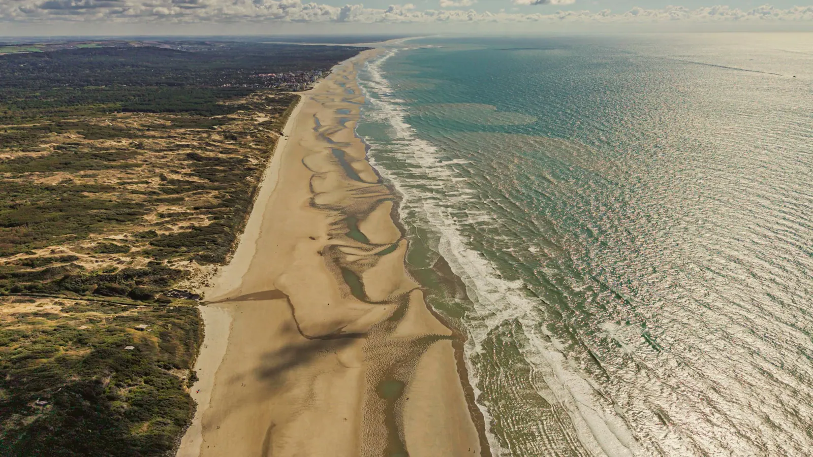 Vue aérienne par drone de la Côte d'Opale, dunes, sable et mer, courbes laissées par la marée