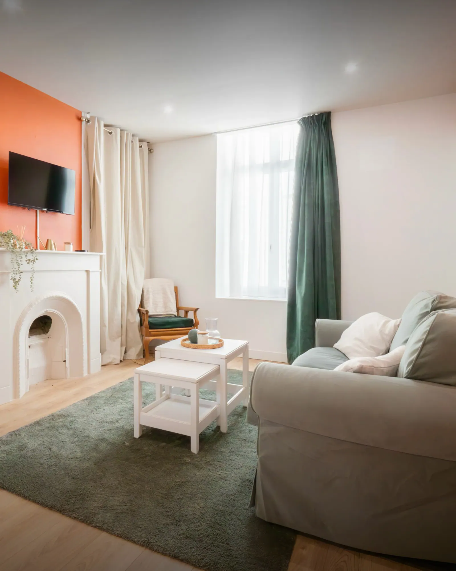 Détail d'un intérieur à Boulogne-sur-Mer avec des motifs fleuris et des tons de vert, appartement photographié pour l'immobilier