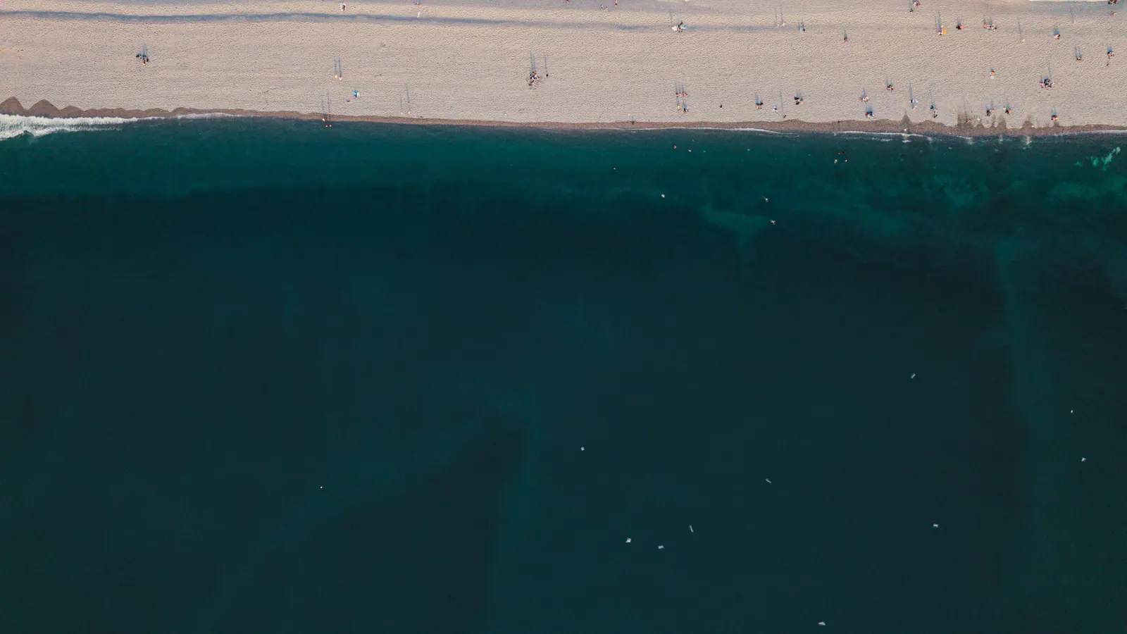 Vue aérienne d'une villa avec piscine surplombant les falaises et la mer de la Côte d'Opale