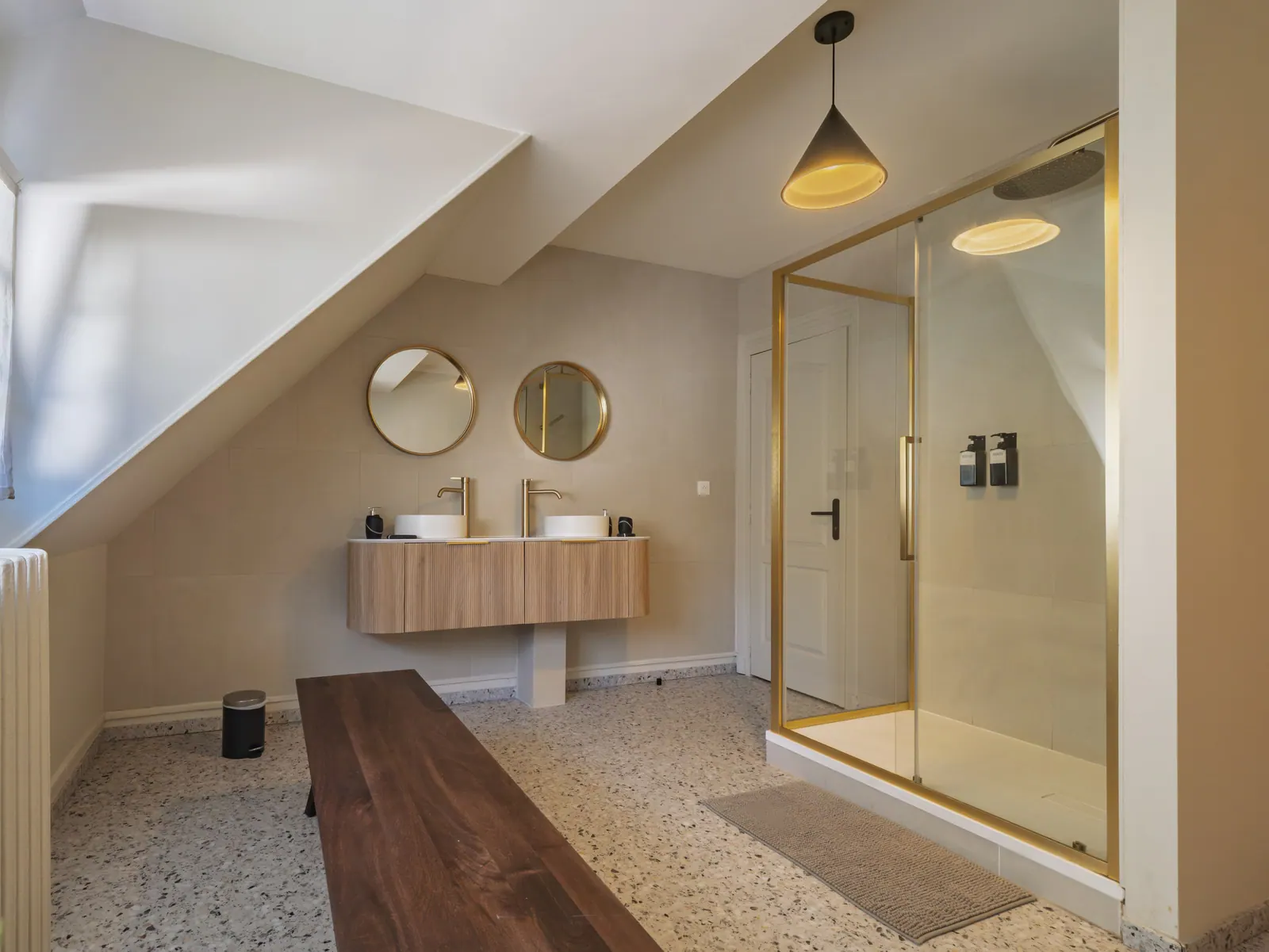 Salle de bain contemporaine avec douche à l'italienne, meuble vasque bois et miroirs ronds, Boulogne-sur-Mer