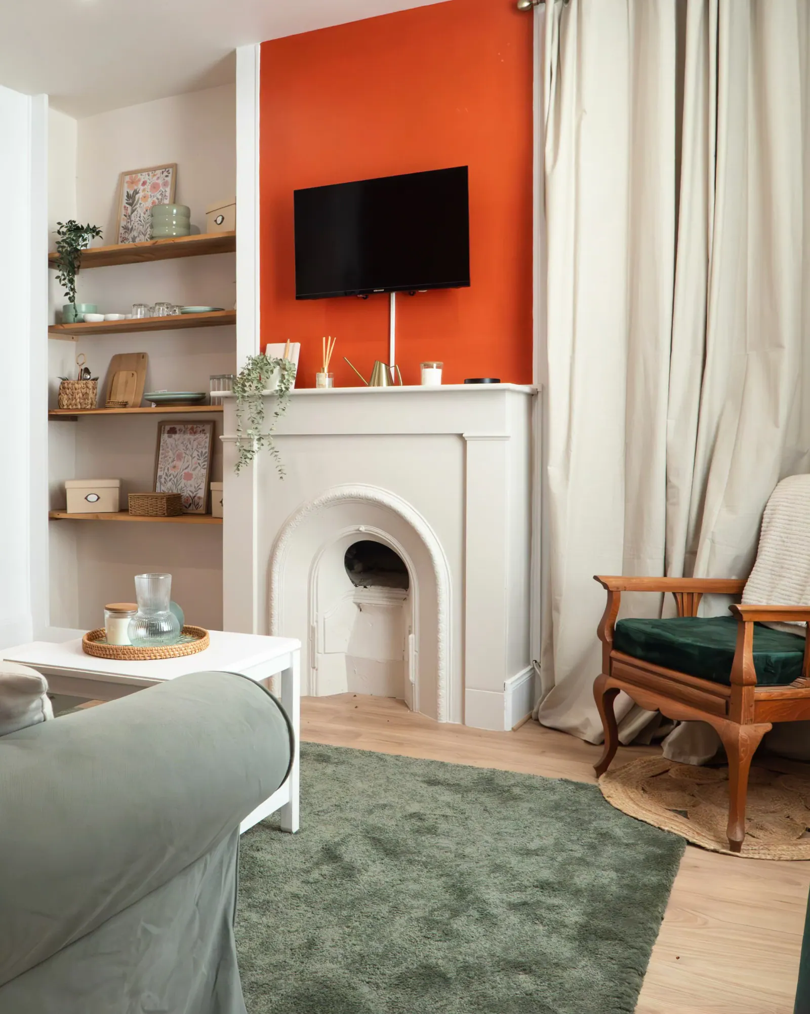 Séjour aux touches orangées dans un appartement de Boulogne-sur-Mer, photographie d'intérieur