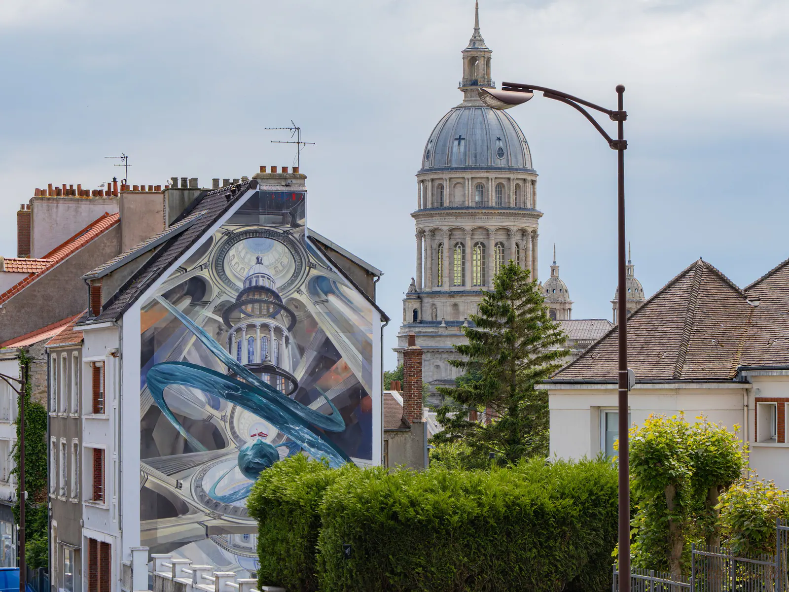 Dôme de basilique avec fresque street art et clocher en arrière-plan, architecture urbaine Côte d'Opale