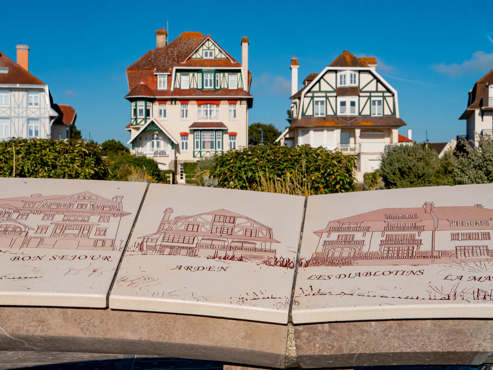 Villas Belle Époque de la Côte d'Opale avec plaques commémoratives en premier plan