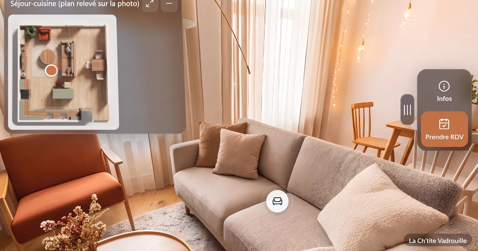 Séjour-cuisine lumineux avec canapé beige et plan de travail en bois clair, exemple d'ambiance lifestyle recherchée pour un bien vide