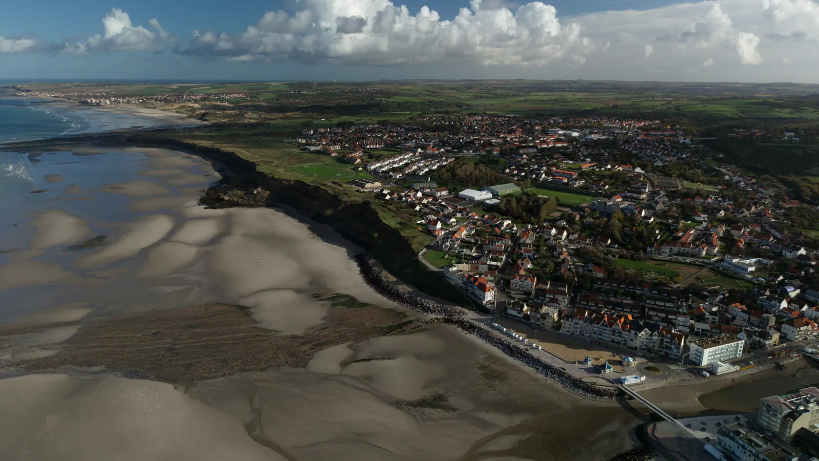 Vue aérienne de Wimereux et de sa baie, plages de sable et falaises de la Côte d’Opale