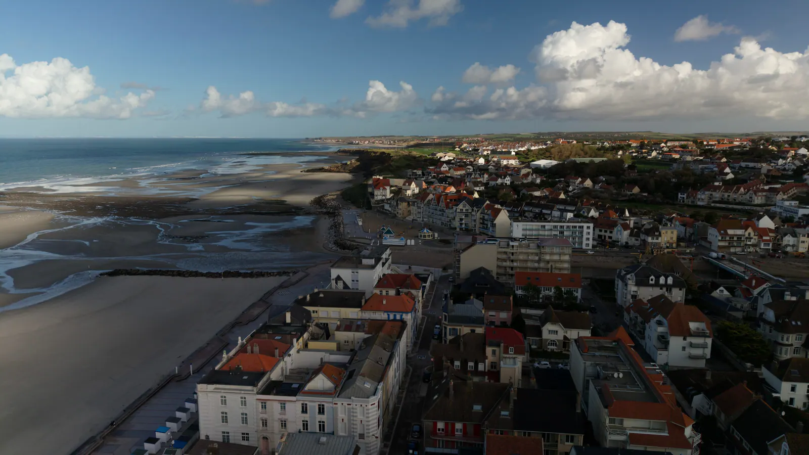 Vue aérienne de Wimereux, de sa plage et de ses maisons en front de mer